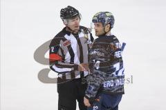 Im Bild: Dustin Friesen (#14 ERC) im Dialog mit dem Schiedsrichter

Eishockey - Herren - DEL - Saison 2019/2020 -  ERC Ingolstadt - Straubing Ice Tigers - Foto: Ralf Lüger
