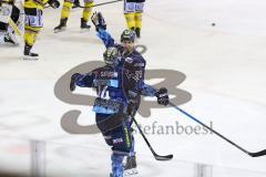 Im Bild: Tor für den ERC durch Hans Detsch (#89 ERC)  jubel mit Dustin Friesen (#14 ERC)

Eishockey - Herren - DEL - Saison 2019/2020, Spiel 3 - 20.09.2019 -  ERC Ingolstadt - Krefeld Pinuines - Foto: Ralf Lüger