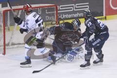 Im Bild: Jochen Reimer (#32 Torwart ERC) und Maurice Edwards (#23 ERC)

Eishockey - Herren - DEL - Saison 2019/2020 -  ERC Ingolstadt - Straubing Ice Tigers - Foto: Ralf Lüger