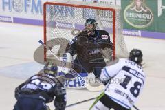 Im Bild: Jeremy Williams (Straubing Tigers) schießt auf das Tor von Jochen Reimer (#32 Torwart ERC)

Eishockey - Herren - DEL - Saison 2019/2020 -  ERC Ingolstadt - Straubing Ice Tigers - Foto: Ralf Lüger