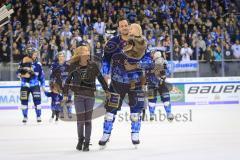 Im Bild: Dustin Friesen (#14 ERC) hat sein Kind auf dem Arm 

Eishockey - Herren - DEL - Saison 2019/2020 -  ERC Ingolstadt - Augsburger Panther - Foto: Ralf Lüger