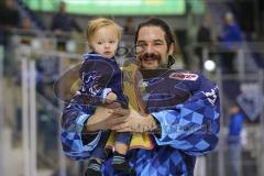 Im Bild: Jochen Reimer (#32 Torwart ERC) mit seinem Sohn auf dem Arm

Eishockey - Herren - DEL - Saison 2019/2020 -  ERC Ingolstadt - Schwenningen Wild Wings - Foto: Ralf Lüger