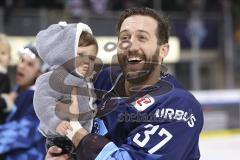 Im Bild: Sean Sullivan (#37 ERC) mit seinem Sohn auf dem Arm

Eishockey - Herren - DEL - Saison 2019/2020 -  ERC Ingolstadt - Adler Mannheim - Foto: Ralf Lüger
