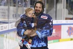 Im Bild: Jochen Reimer (#32 Torwart ERC) und sein Sohn

Eishockey - Herren - DEL - Saison 2019/2020 -  ERC Ingolstadt - Adler Mannheim - Foto: Ralf Lüger