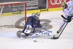 Im Bild: Save von Timo Pielmeier (#51 Torwart ERC)

Eishockey - Herren - DEL - Saison 2019/2020 -  ERC Ingolstadt - Iserlohn Roosters - Foto: Ralf Lüger