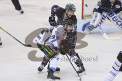 Im Bild: Kael Mouillierat (Straubing Tigers) und Petr Taticek (#17 ERC)

Eishockey - Herren - DEL - Saison 2019/2020 -  ERC Ingolstadt - Straubing Ice Tigers - Foto: Ralf Lüger