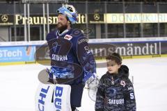 Im Bild: Timo Pielmeier (#51 Torwart ERC) lacht nach dem Sieg gegen Düsseldorf

Eishockey - Herren - DEL - Saison 2019/2020 -  ERC Ingolstadt - Düsseldorfer EG - Foto: Ralf Lüger