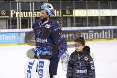 Im Bild: Timo Pielmeier (#51 Torwart ERC) lacht nach dem Sieg gegen Düsseldorf

Eishockey - Herren - DEL - Saison 2019/2020 -  ERC Ingolstadt - Düsseldorfer EG - Foto: Ralf Lüger