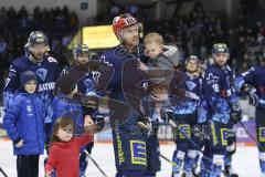 Im Bild: Maurice Edwards (#23 ERC) mit seinen Kindern auf dem Eis

Eishockey - Herren - DEL - Saison 2019/2020 -  ERC Ingolstadt - Düsseldorfer EG - Foto: Ralf Lüger
