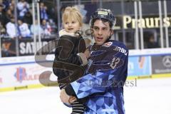 Im Bild: Mike Collins (#13 ERC) mit der Tochter von Dustin Friesen (#14 ERC) auf dem Arm

Eishockey - Herren - DEL - Saison 2019/2020 -  ERC Ingolstadt - Adler Mannheim - Foto: Ralf Lüger