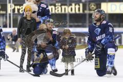 Im Bild: Maurice Edwards (#23 ERC) und seine Kinder knien vor der Fankurve.

Eishockey - Herren - DEL - Saison 2019/2020 -  ERC Ingolstadt - Adler Mannheim - Foto: Ralf Lüger