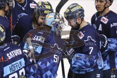 Im Bild: Colton Jobke (#7 ERC) bedankt sich bei Timo Pielmeier (#51 Torwart ERC) -daneben Kris Foucault (#81 ERC)

Eishockey - Herren - DEL - Saison 2019/2020 -  ERC Ingolstadt - Iserlohn Roosters - Foto: Ralf Lüger