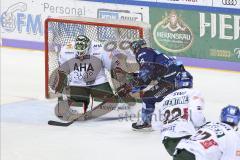 Im Bild: Brett Oslon (#16 ERC) und Markus Keller (#35 Augsburger Panther)

Eishockey - Herren - DEL - Saison 2019/2020 -  ERC Ingolstadt - Augsburger Panther - Foto: Ralf Lüger