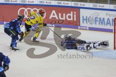 Im Bild: Timo Pielmeier (#51 Torwart ERC) rettet vor Chad Costello (#13 Krefeld)

Eishockey - Herren - DEL - Saison 2019/2020, Spiel 3 - 20.09.2019 -  ERC Ingolstadt - Krefeld Pinguines - Foto: Ralf Lüger