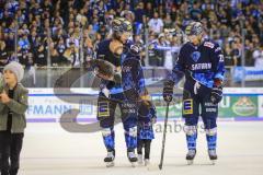 Im Bild: Kris Foucault (#81 ERC) hat sein Kind auf dem Arm
Mit Matt Bailey (#22 ERC)

Eishockey - Herren - DEL - Saison 2019/2020 -  ERC Ingolstadt - Augsburger Panther - Foto: Ralf Lüger