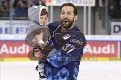 Im Bild: Sean Sullivan (#37 ERC) mit seinem Sohn auf dem Arm

Eishockey - Herren - DEL - Saison 2019/2020 -  ERC Ingolstadt - Adler Mannheim - Foto: Ralf Lüger