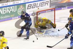 Im Bild: Tim Wohlgemuth (#33 ERC) und Jussi Rynnäs (#40 Krefeld)

Eishockey - Herren - DEL - Saison 2019/2020, Spiel 3 - 20.09.2019 -  ERC Ingolstadt - Krefeld Pinuines - Foto: Ralf Lüger