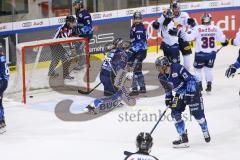 Im Bild: Tor für München - Jochen Reimer (#32 Torwart ERC) ist chanchenlos - Dustin Friesen (#14 ERC) und Mike Collins (#13 ERC) können nur zuschauen

Eishockey - Herren - DEL - Saison 2019/2020, Spiel 5 - 26.09.2019 -  ERC Ingolstadt - EHC Red Bull Mün