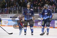 Im Bild: Kris Foucault (#81 ERC) und sein Sohn

Eishockey - Herren - DEL - Saison 2019/2020 -  ERC Ingolstadt - Adler Mannheim - Foto: Ralf Lüger