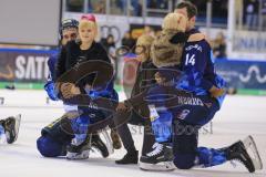 Im Bild: Dustin Friesen (#14 ERC) hat sein Kind auf dem Arm - Mike Collins (#13 ERC) mit der Tochter von Dustin Friesen (#14 ERC)


Eishockey - Herren - DEL - Saison 2019/2020 -  ERC Ingolstadt - Augsburger Panther - Foto: Ralf Lüger