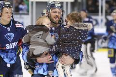 Im Bild: Maurice Edwards (#23 ERC) mit seinen Kindern auf dem Arm

Eishockey - Herren - DEL - Saison 2019/2020 -  ERC Ingolstadt - Adler Mannheim - Foto: Ralf Lüger