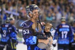 Im Bild: Brandon Mashinter (#53 ERC) hat sein Kind auf dem Arm


Eishockey - Herren - DEL - Saison 2019/2020 -  ERC Ingolstadt - Augsburger Panther - Foto: Ralf Lüger