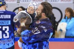 Im Bild: Sean Sullivan (#37 ERC) hat sein Kind auf dem Arm


Eishockey - Herren - DEL - Saison 2019/2020 -  ERC Ingolstadt - Augsburger Panther - Foto: Ralf Lüger