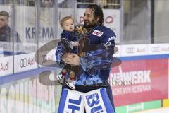 Im Bild: Jochen Reimer (#32 Torwart ERC) und sein Sohn

Eishockey - Herren - DEL - Saison 2019/2020 -  ERC Ingolstadt - Adler Mannheim - Foto: Ralf Lüger