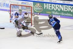 Im Bild: Matt Bailey (#22 ERC) schießt auf das TOR von Markus Keller (#35 Augsburger Panther) - Patrick McNeill (#20 Augsburger Panther) kommt zu spät

Eishockey - Herren - DEL - Saison 2019/2020 -  ERC Ingolstadt - Augsburger Panther - Foto: Ralf Lüger