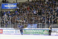 Im Bild: Fabio Wagner (#5 ERC) feiert mit den Fans

Eishockey - Herren - DEL - Saison 2019/2020 -  ERC Ingolstadt - Schwenninger Wild Wings - Foto: Ralf Lüger