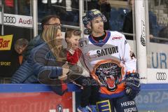 Im Bild: Darin Olver (#40 ERC) macht ein Foto mit seiner Familie

Eishockey - Herren - DEL - Saison 2019/2020 -  ERC Ingolstadt - Schwenninger Wildwings - Foto: Ralf Lüger