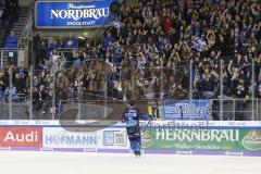 Im Bild: Fabio Wagner (#5 ERC) feiert mit den Fans

Eishockey - Herren - DEL - Saison 2019/2020 -  ERC Ingolstadt - Schwenninger Wild Wings - Foto: Ralf Lüger