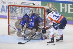 Im Bild: Dustin Strahlmeier Torwart (#34 Schwenningen) und Brett Findlay (#19 ERC)

Eishockey - Herren - DEL - Saison 2019/2020 -  ERC Ingolstadt - Schwenninger Wildwings - Foto: Ralf Lüger