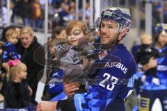 Im Bild: Maurice Edwards (#23 ERC) hat sein Kind auf dem Arm


Eishockey - Herren - DEL - Saison 2019/2020 -  ERC Ingolstadt - Augsburger Panther - Foto: Ralf Lüger