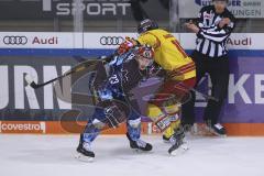 Im Bild: Reid Gardiner (#16 Duesseldorfer EG) und Maurice Edwards (#23 ERC)

Eishockey - Herren - DEL - Saison 2019/2020 -  ERC Ingolstadt - Düsseldorfer EG - Foto: Ralf Lüger