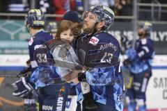 Im Bild: Maurice Edwards (#23 ERC) mit seiner Tochter auf dem Arm

Eishockey - Herren - DEL - Saison 2019/2020 -  ERC Ingolstadt - Augsburger Panther - Foto: Ralf Lüger