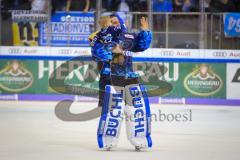 Im Bild: Jochen Reimer (#32 Torwart ERC) und sein Sohn winken zu den Fans

Eishockey - Herren - DEL - Saison 2019/2020 -  ERC Ingolstadt - Augsburger Panther - Foto: Ralf Lüger