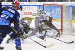 Im Bild: Markus Keller (#35 Augsburger Panther) hält den Schuss von Wayne Simpson (#21 ERC) mit dem Arm - Mark CUNDARI (Augsburger Panther, 4) kommt zu spät

Eishockey - Herren - DEL - Saison 2019/2020 -  ERC Ingolstadt - Augsburger Panther - Foto: Ralf