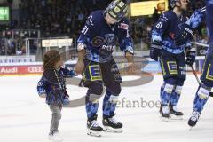 Im Bild: Kris Foucault (#81 ERC) jubelt mit seinem Sohn und den Fans in der Fankurve

Eishockey - Herren - DEL - Saison 2019/2020 -  ERC Ingolstadt - Düsseldorfer EG - Foto: Ralf Lüger