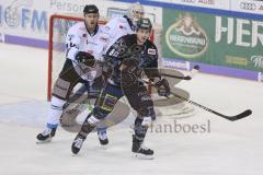 Im Bild: Benedikt Schopper (Straubing Tigers) und Hans Detsch (#89 ERC)

Eishockey - Herren - DEL - Saison 2019/2020 -  ERC Ingolstadt - Straubing Ice Tigers - Foto: Ralf Lüger