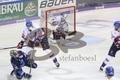 Im Bild: Matt Bailey (#22 ERC) schießt auf das Tor von Dennis Endras (#44 Adler Mannheim) - Denis Reul (#29 Adler Mannheim) kann den Schuss nicht verhindern

Eishockey - Herren - DEL - Saison 2019/2020 -  ERC Ingolstadt - Adler Mannheim - Foto: Ralf Lüg