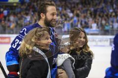 Im Bild: Sean Sullivan (#37 ERC) mit seiner FAMILIE

Eishockey - Herren - DEL - Saison 2019/2020 -  ERC Ingolstadt - Augsburger Panther - Foto: Ralf Lüger