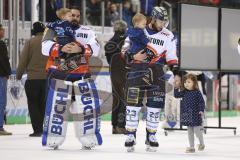 Im Bild: Jochen Reimer (#32 Torwart ERC) mit seinem Sohn auf dem Arm - auch Maurice Edwards (#23 ERC) hat seine Kinder auf dem Arm

Eishockey - Herren - DEL - Saison 2019/2020 -  ERC Ingolstadt - Schwenninger Wildwings - Foto: Ralf Lüger