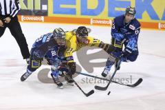 Im Bild: Colin Smith (#88 ERC) Travis Ewanyk (#11 Krefeld) und Mike Collins (#13 ERC)

Eishockey - Herren - DEL - Saison 2019/2020, Spiel 3 - 20.09.2019 -  ERC Ingolstadt - Krefeld Pinguines - Foto: Ralf Lüger