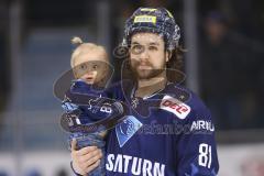 Im Bild: Kris Foucault (#81 ERC) mit seiner Tochter auf dem Arm

Eishockey - Herren - DEL - Saison 2019/2020 -  ERC Ingolstadt - Iserlohn Roosters - Foto: Ralf Lüger