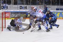 Im Bild: Dustin Strahlmeier Torwart (#34 Schwenningen) Mark Fraser (#2 Schwenningen) und Jerry D´Amigo (#9 ERC)

Eishockey - Herren - DEL - Saison 2019/2020 -  ERC Ingolstadt - Schwenningen Wild Wings - Foto: Ralf Lüger