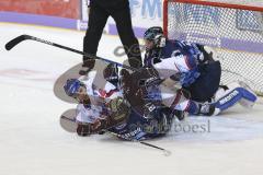 Im Bild: Phil Hungerecker (#94 Adler Mannheim) liegt auf Simon Schütz (#97 ERC) - Jochen Reimer (#32 Torwart ERC) ist auch mit dabei

Eishockey - Herren - DEL - Saison 2019/2020 -  ERC Ingolstadt - Adler Mannheim - Foto: Ralf Lüger