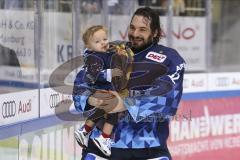 Im Bild: Jochen Reimer (#32 Torwart ERC) und sein Sohn

Eishockey - Herren - DEL - Saison 2019/2020 -  ERC Ingolstadt - Adler Mannheim - Foto: Ralf Lüger