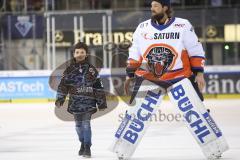 Im Bild: Timo Pielmeier (#51 Torwart ERC) mit einem Fan auf dem Weg zur Fankurve

Eishockey - Herren - DEL - Saison 2019/2020 -  ERC Ingolstadt - Schwenninger Wildwings - Foto: Ralf Lüger