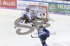 Im Bild: Brett Findlay (#19 ERC) schießt auf das Tor von Markus Keller (#35 Augsburger Panther) - Patrick McNeill (#20 Augsburger Panther)

Eishockey - Herren - DEL - Saison 2019/2020 -  ERC Ingolstadt - Augsburger Panther - Foto: Ralf Lüger